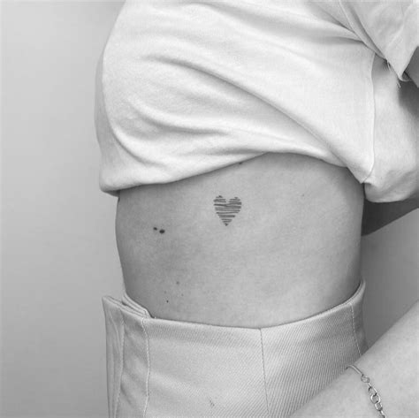 tatuajes sexis para mujer en el pecho|Inspírate con los mejores diseños de tatuajes en。